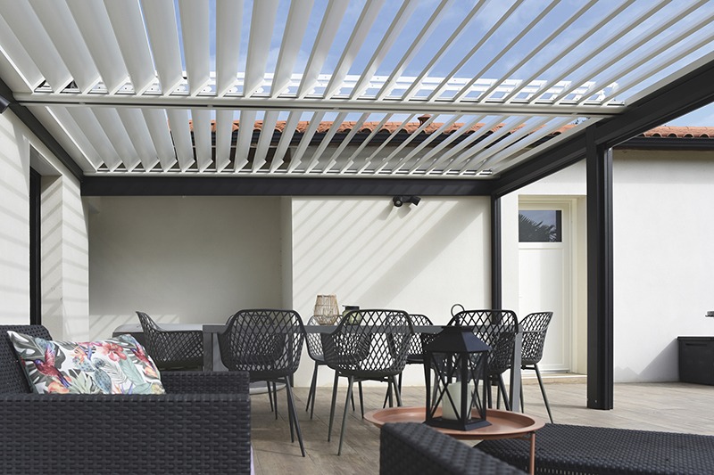 Pergola bioclimatique à lames orientables