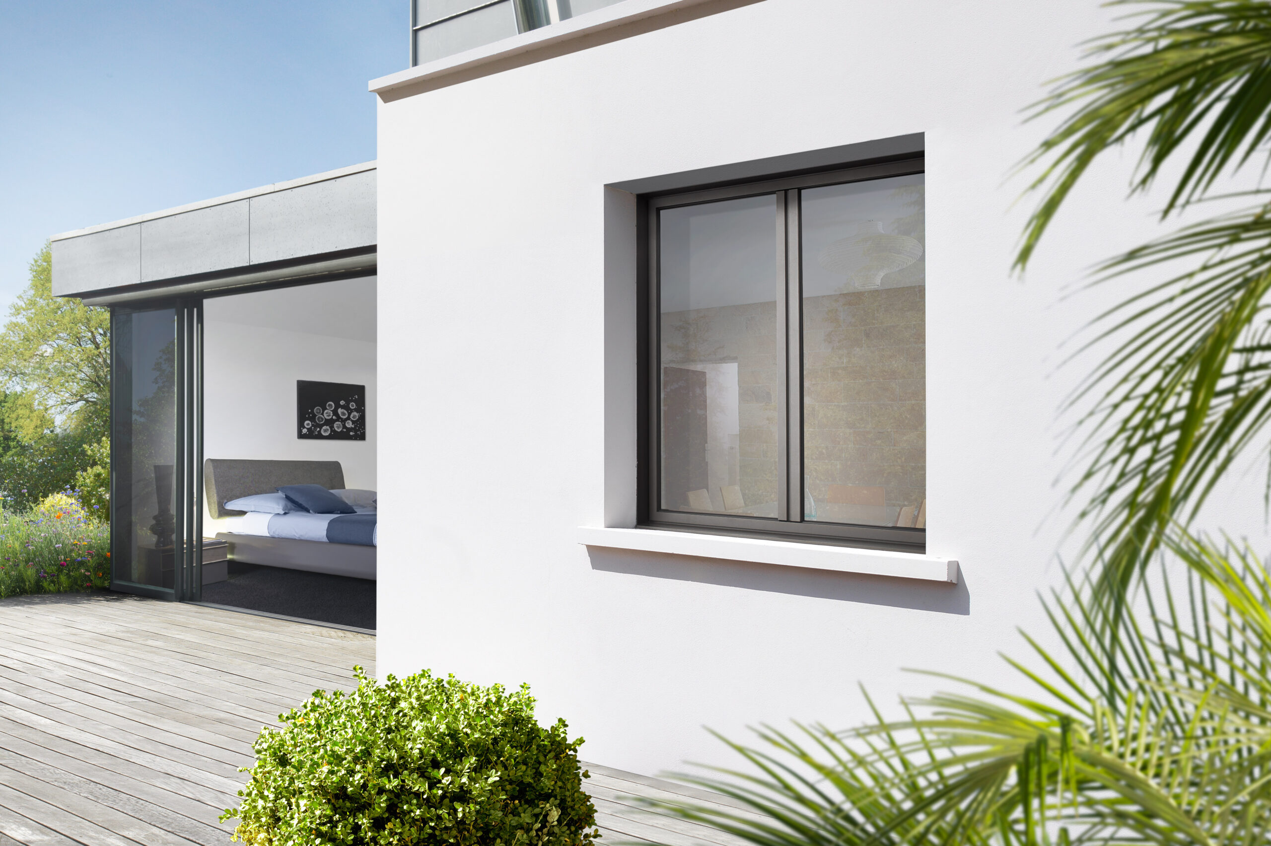 Fenêtres aluminium vu de l'extérieur sur une maison moderne
