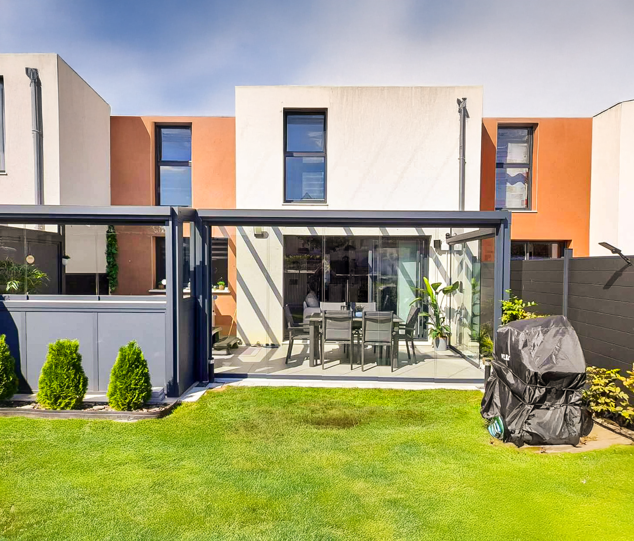 Fenêtres aluminium vu de l'extérieur sur une maison moderne
