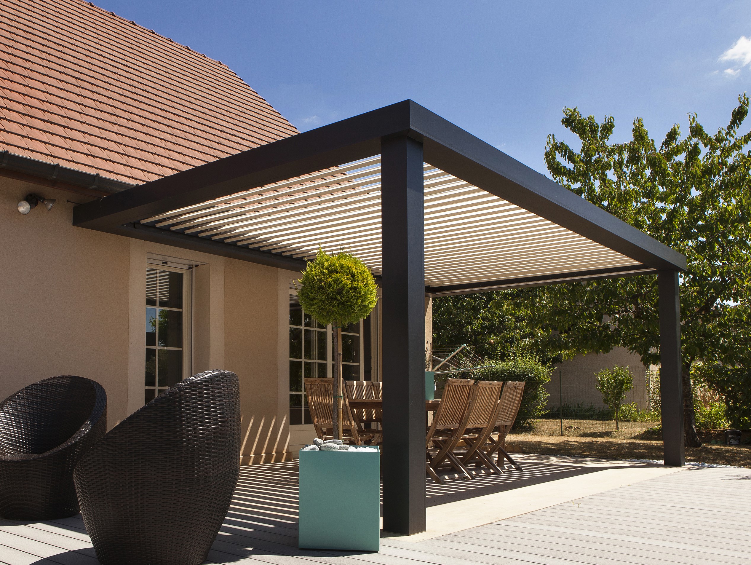 Pergola sur une terrasse avec beaucoup du soleil