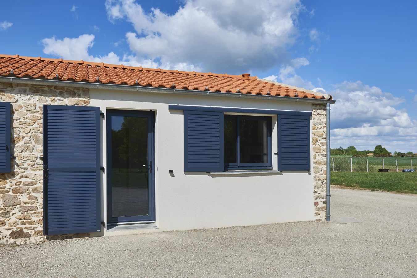 Volets coulissants moderne sur une maison normande