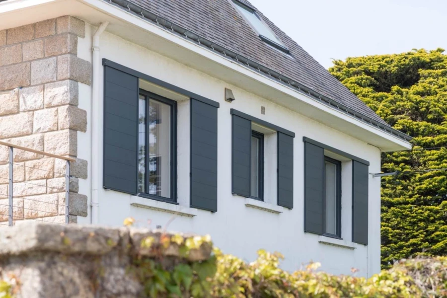 Volet coulissant sur mesure sur trois fenêtres sur mesure