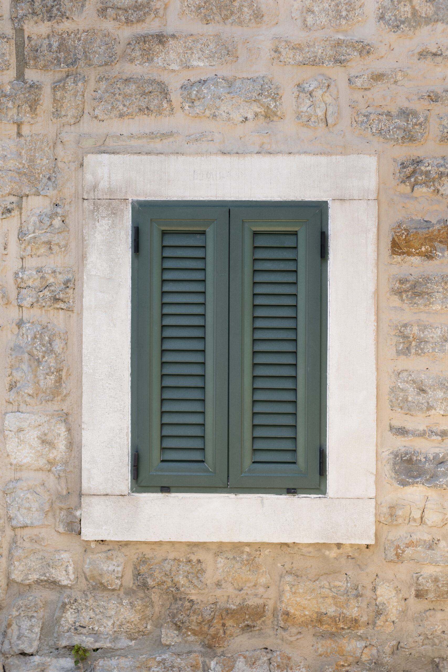 Volet coulissant sur mesure sur trois fenêtres sur mesure