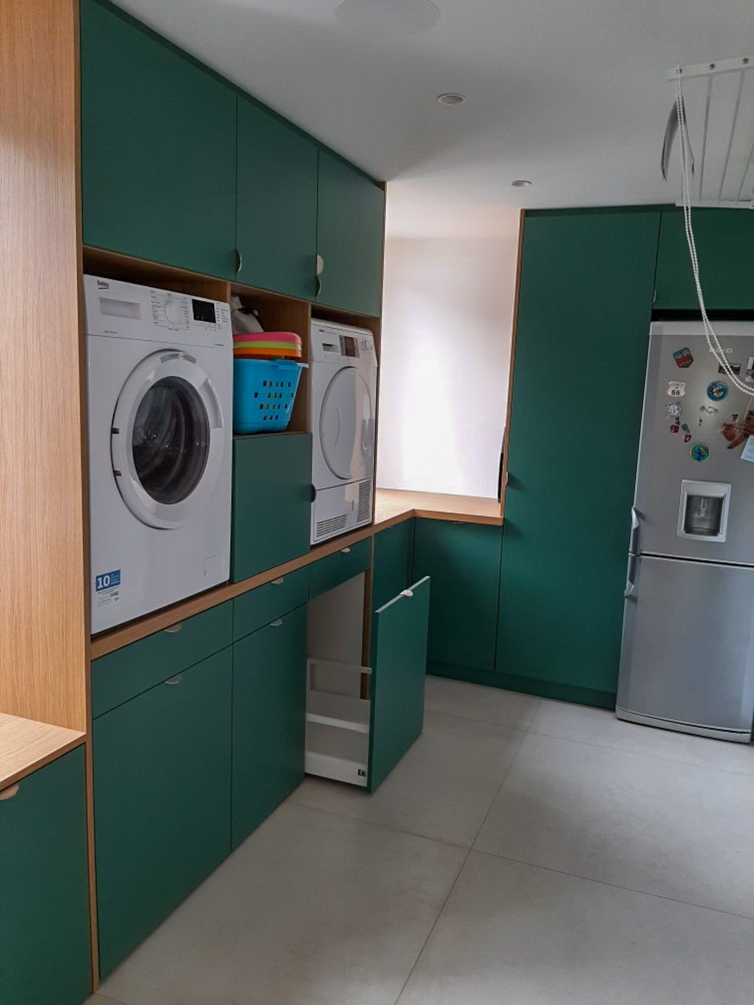 Détail de ferrures, chants et éclairage LED dans un meuble sur-mesure KôHm