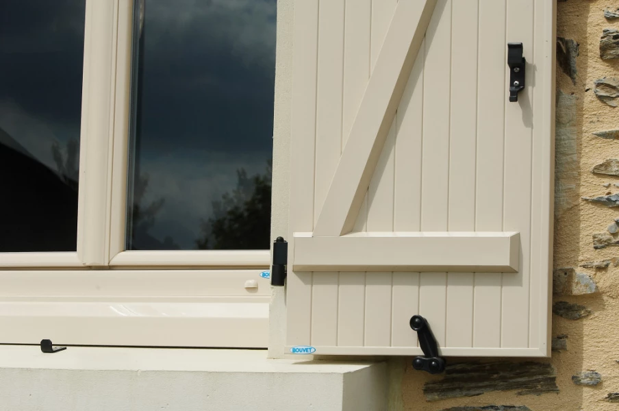 Volets battants en PVC blanc sans entretien